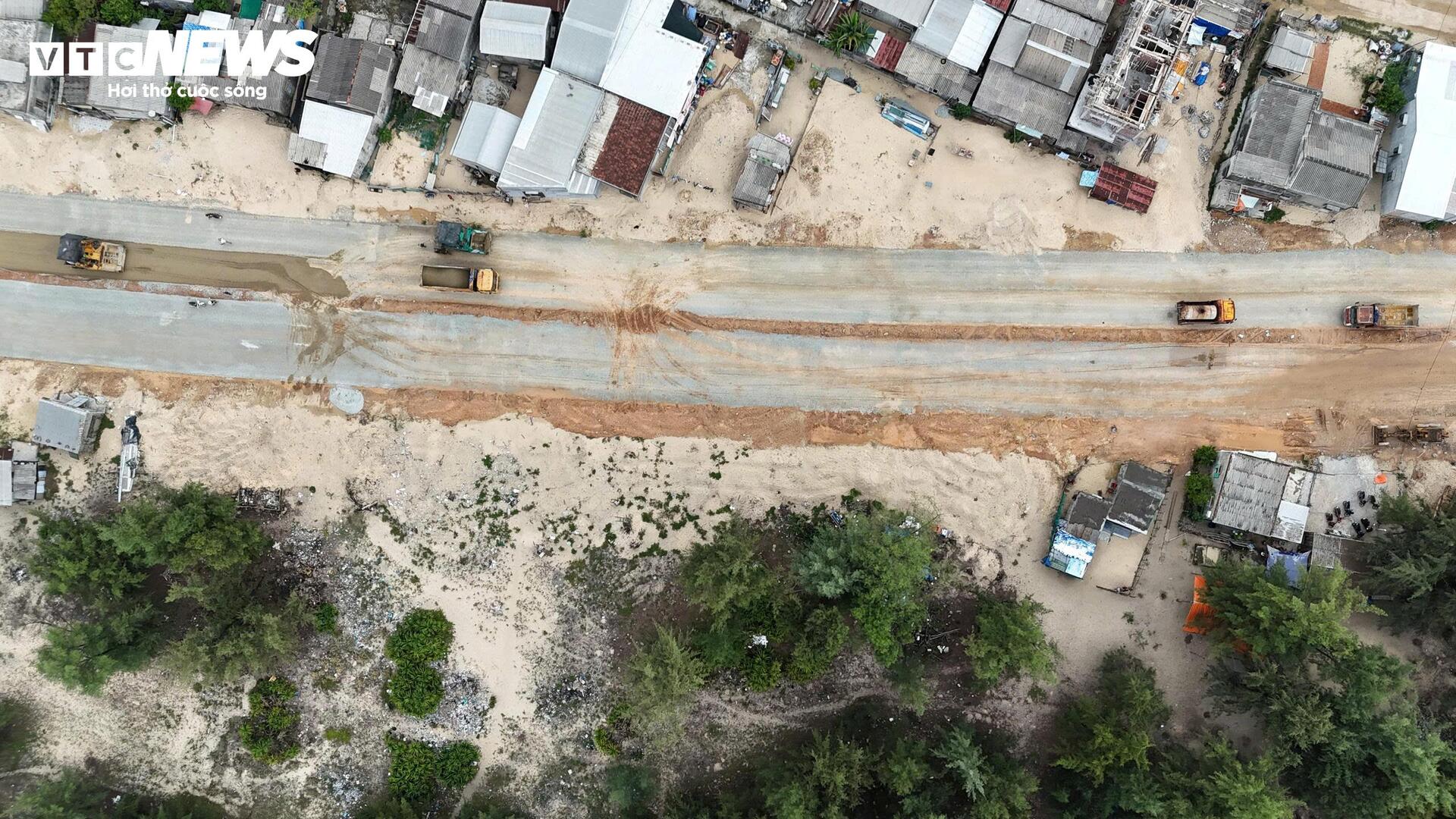 Vì sao đường dẫn cầu vượt biển dài nhất miền Trung ì ạch, ngổn ngang? - Ảnh 1