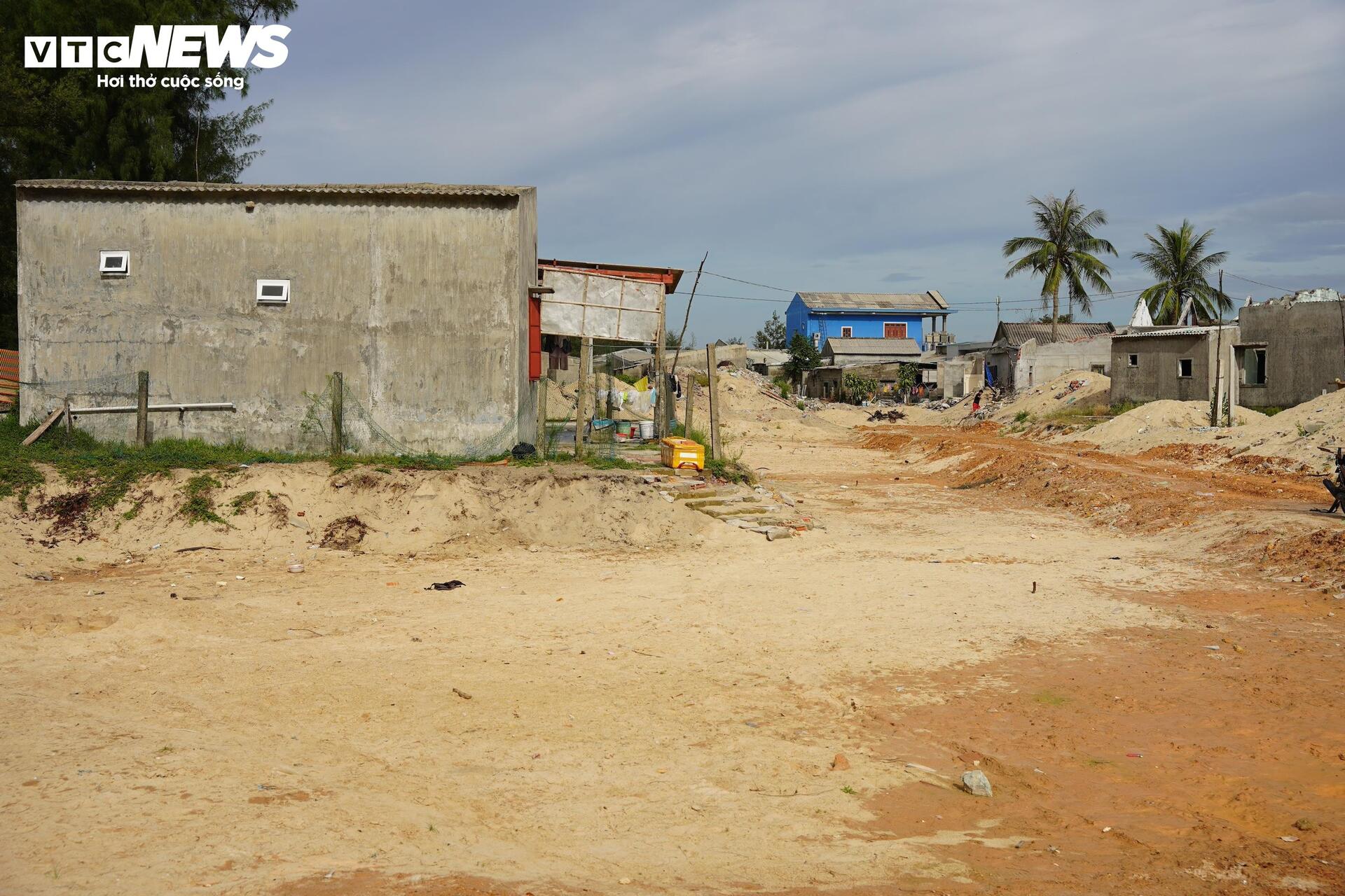 Vì sao đường dẫn cầu vượt biển dài nhất miền Trung ì ạch, ngổn ngang? - Ảnh 9