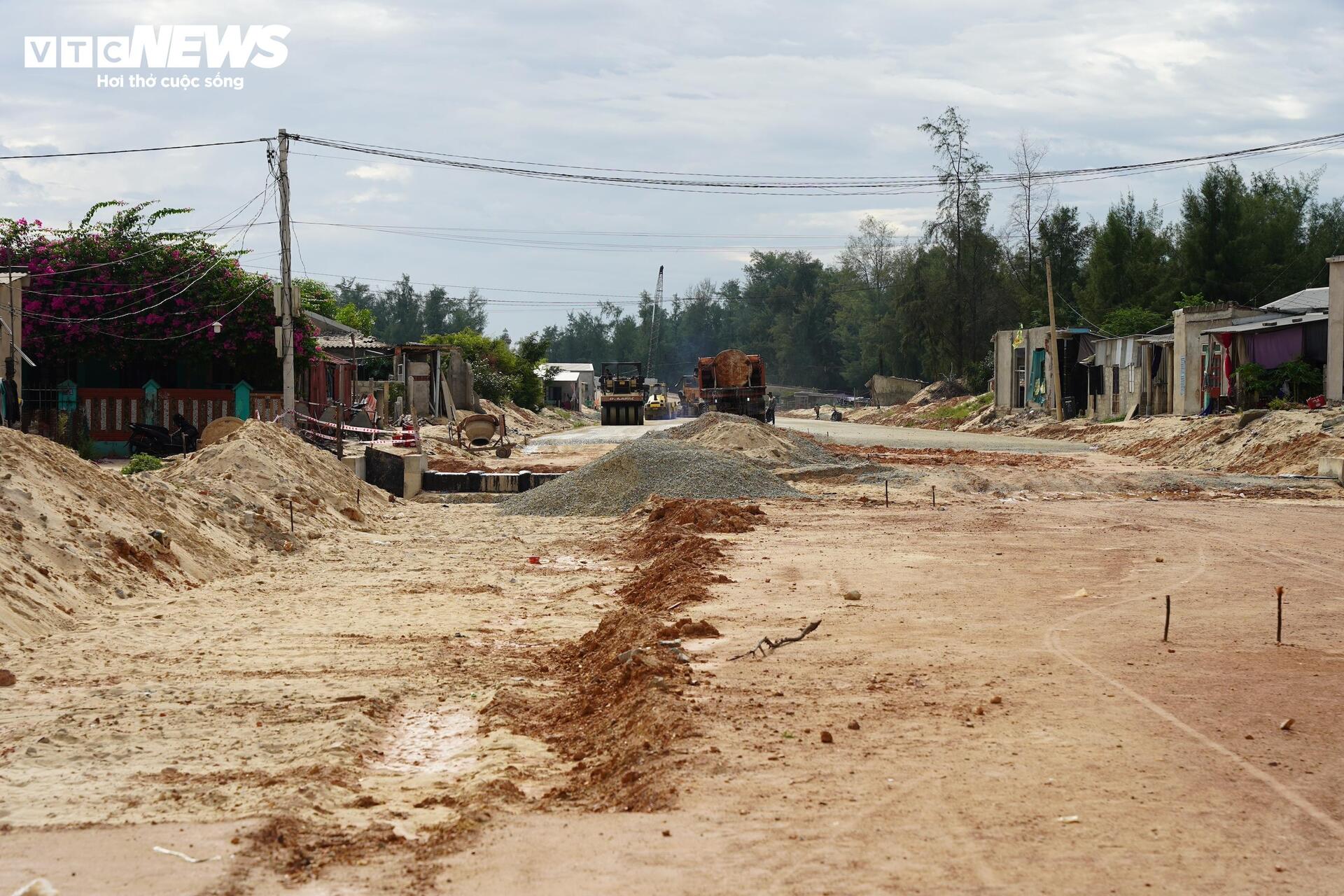 Vì sao đường dẫn cầu vượt biển dài nhất miền Trung ì ạch, ngổn ngang? - Ảnh 10