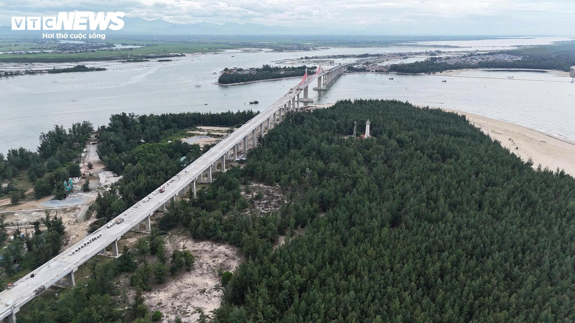 Vì sao đường dẫn cầu vượt biển dài nhất miền Trung ì ạch, ngổn ngang? - Ảnh 2