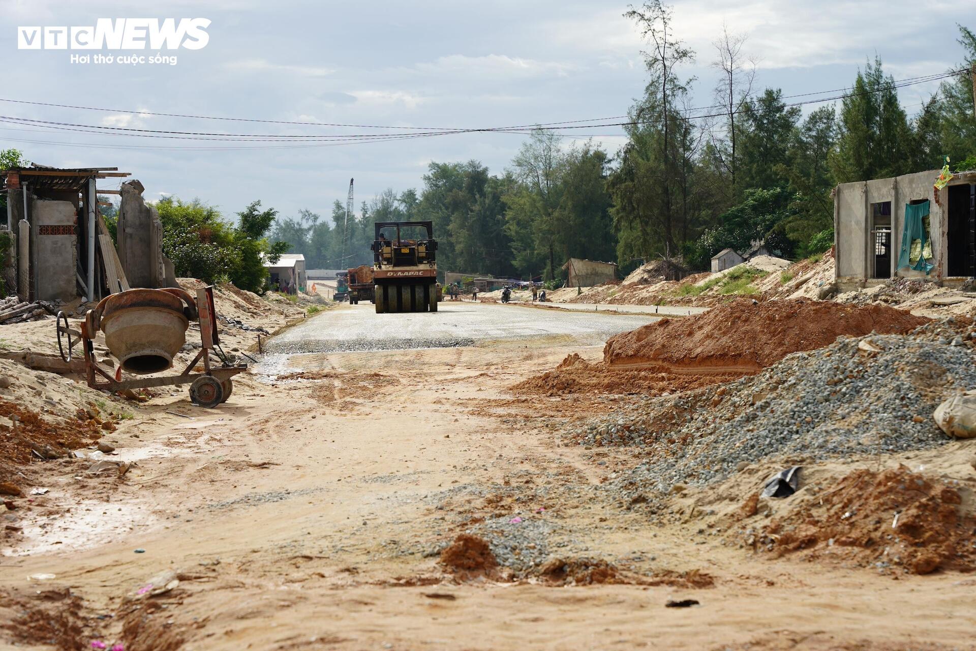 Vì sao đường dẫn cầu vượt biển dài nhất miền Trung ì ạch, ngổn ngang? - Ảnh 4