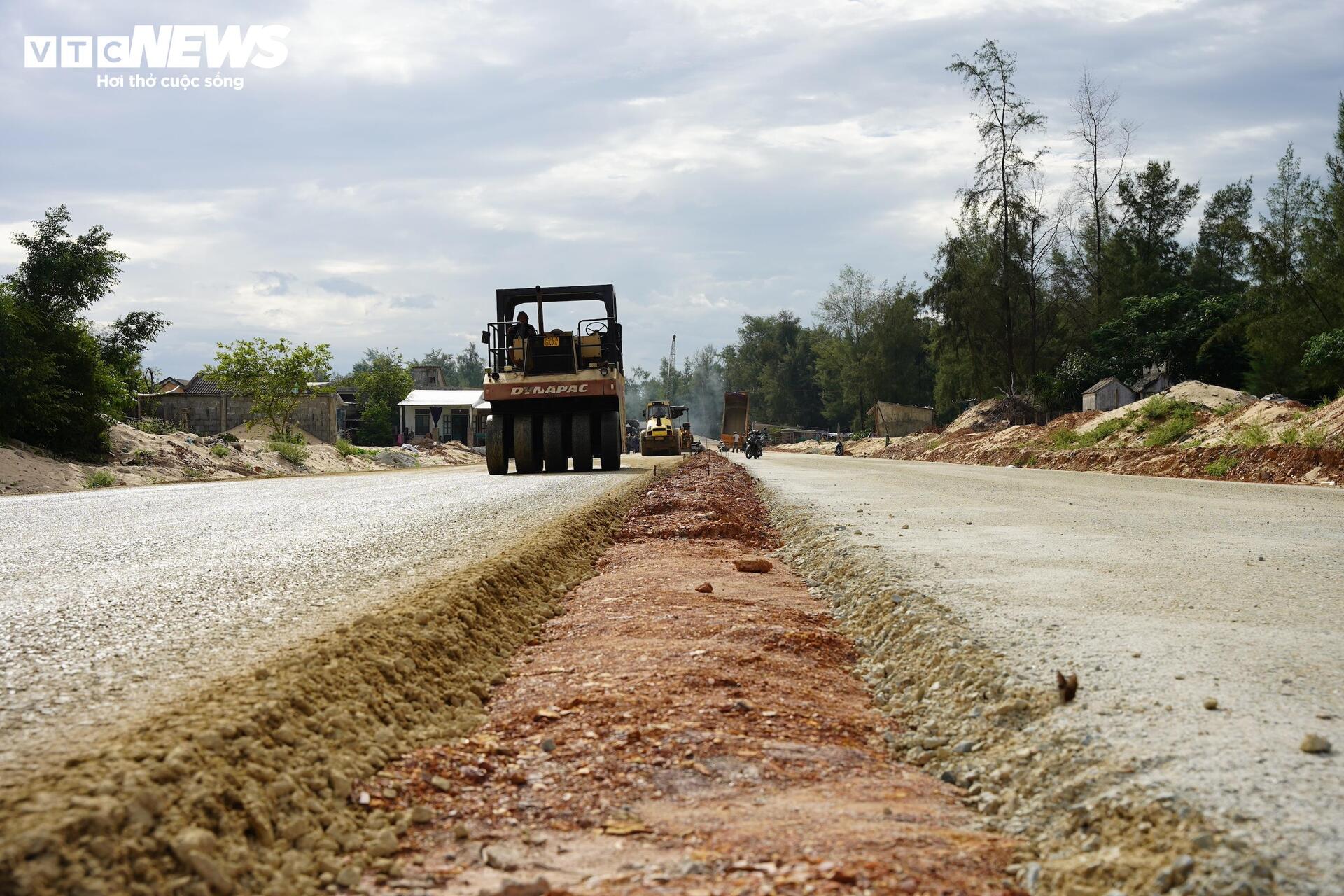 Vì sao đường dẫn cầu vượt biển dài nhất miền Trung ì ạch, ngổn ngang? - Ảnh 8