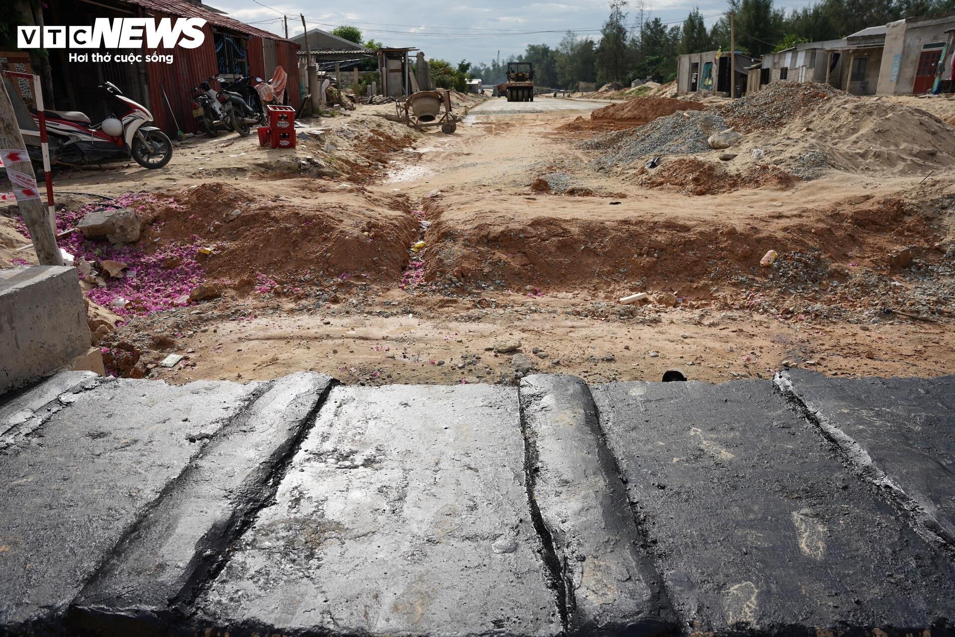 Vì sao đường dẫn cầu vượt biển dài nhất miền Trung ì ạch, ngổn ngang? - Ảnh 7