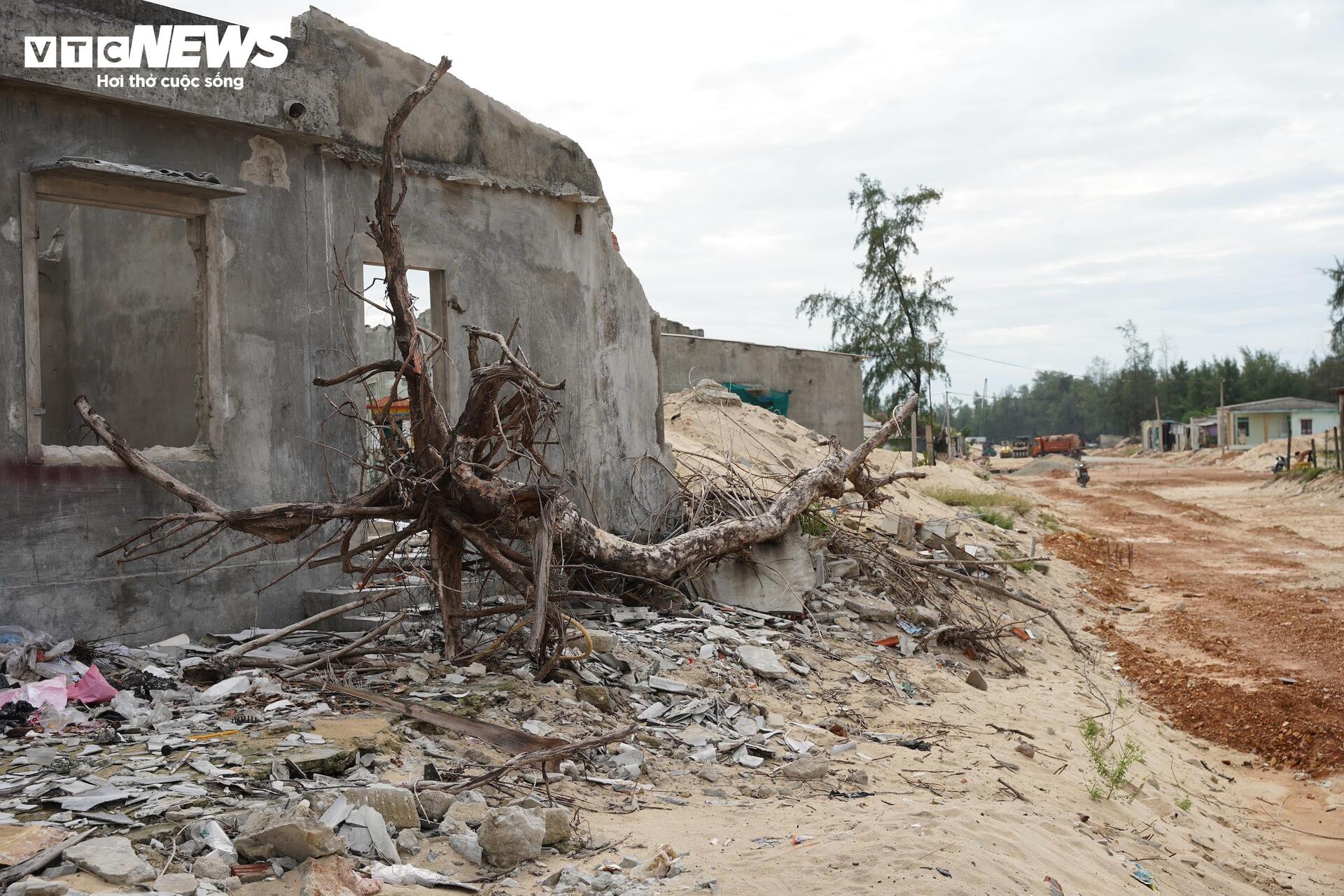 Vì sao đường dẫn cầu vượt biển dài nhất miền Trung ì ạch, ngổn ngang? - Ảnh 5