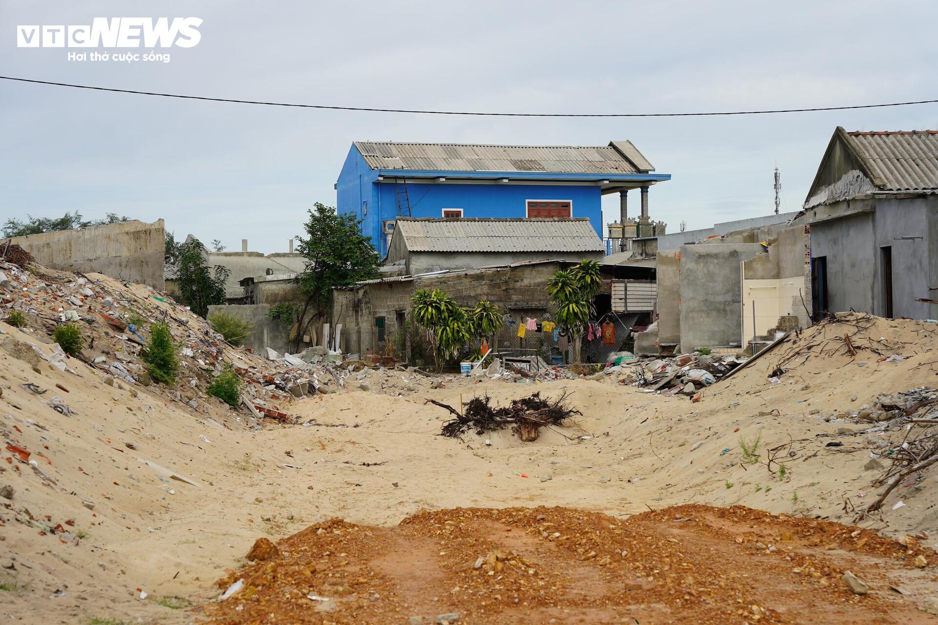 Vì sao đường dẫn cầu vượt biển dài nhất miền Trung ì ạch, ngổn ngang? - Ảnh 6