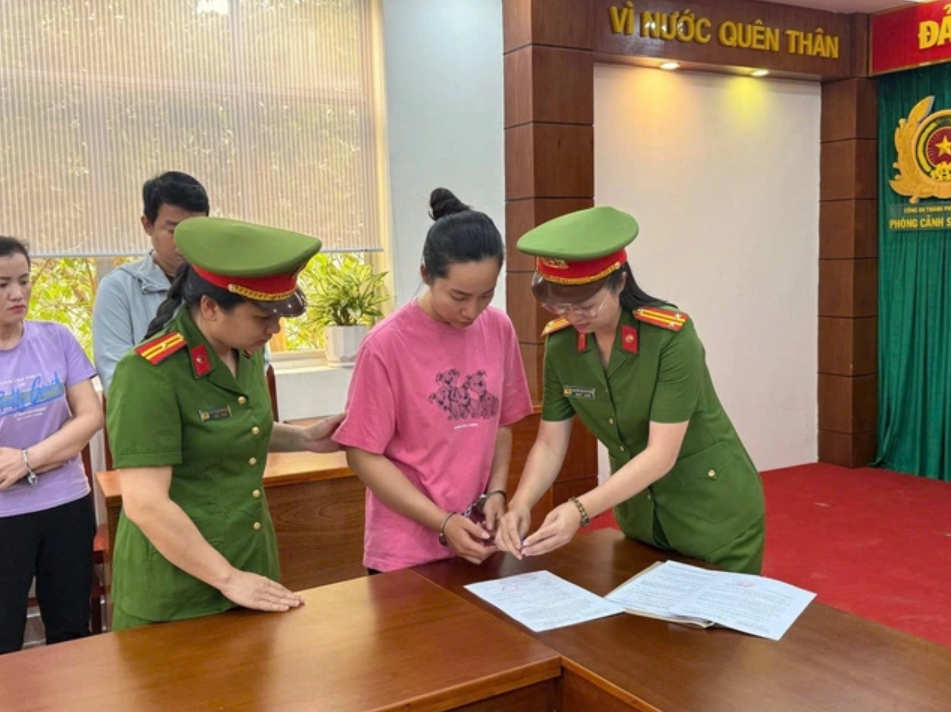 TP.HCM: Thu giữ hơn 5 tấn phụ gia thực phẩm, 24 nghìn chai thực phẩm chức năng, 7 nghìn lon sữa bột giả - Ảnh 2