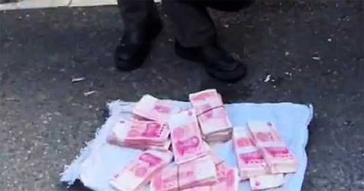 Người đàn ông tâm thần đem ‘núi’ tiền ra chợ phát, tiền thật mà không ai dám lấy - Ảnh 1