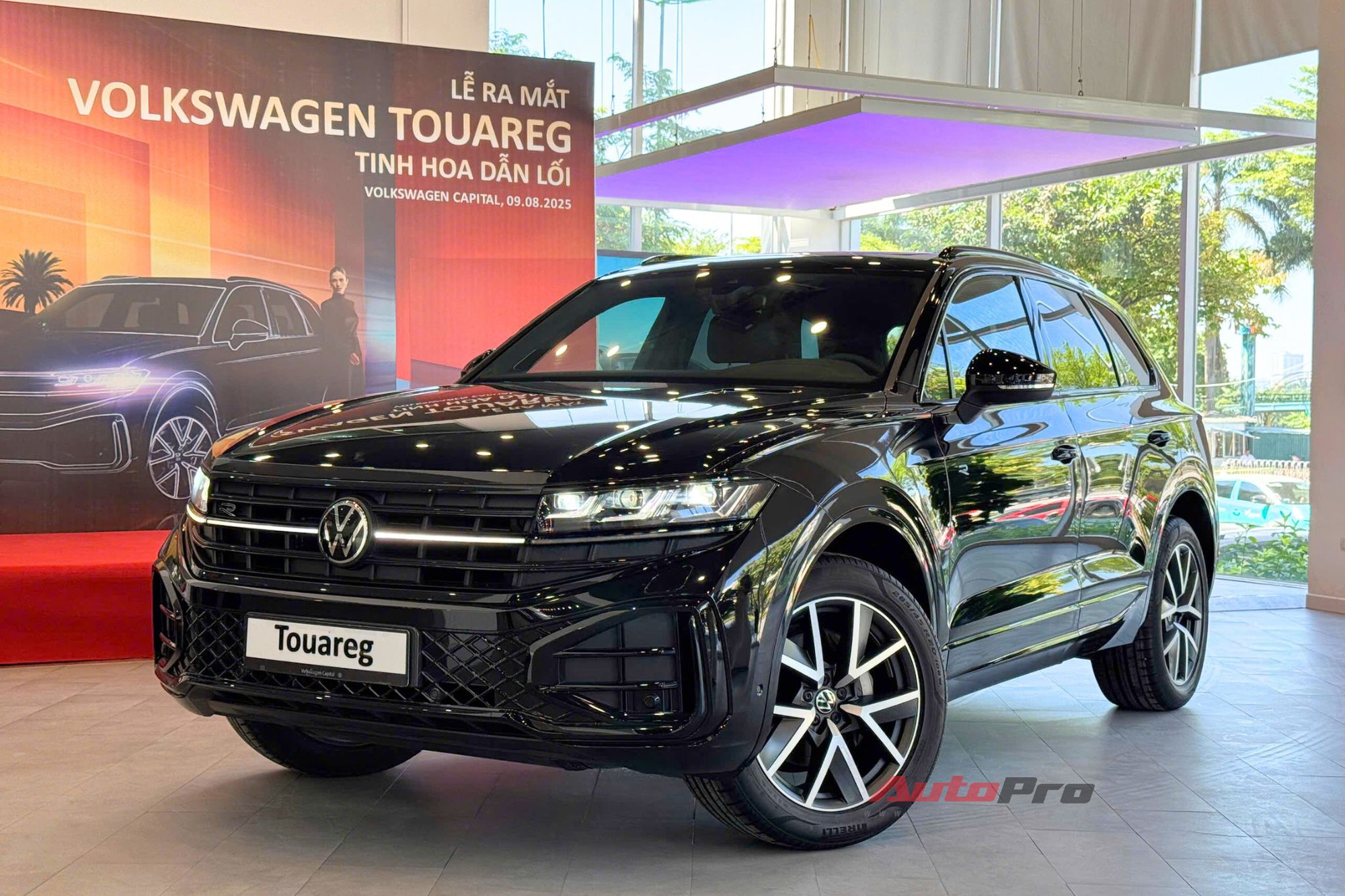 VW Touareg thêm 2 bản mới, đã về đại lý: Giá tới gần 3,4 tỷ đồng nhưng vẫn rẻ hơn Audi Q7 cả trăm triệu đồng, chưa có ADAS - Ảnh 1