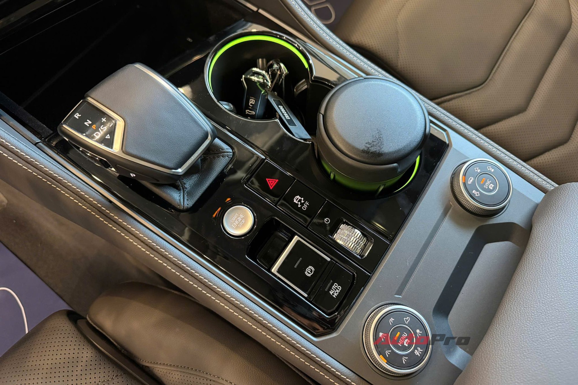 VW Touareg thêm 2 bản mới, đã về đại lý: Giá tới gần 3,4 tỷ đồng nhưng vẫn rẻ hơn Audi Q7 cả trăm triệu đồng, chưa có ADAS - Ảnh 20