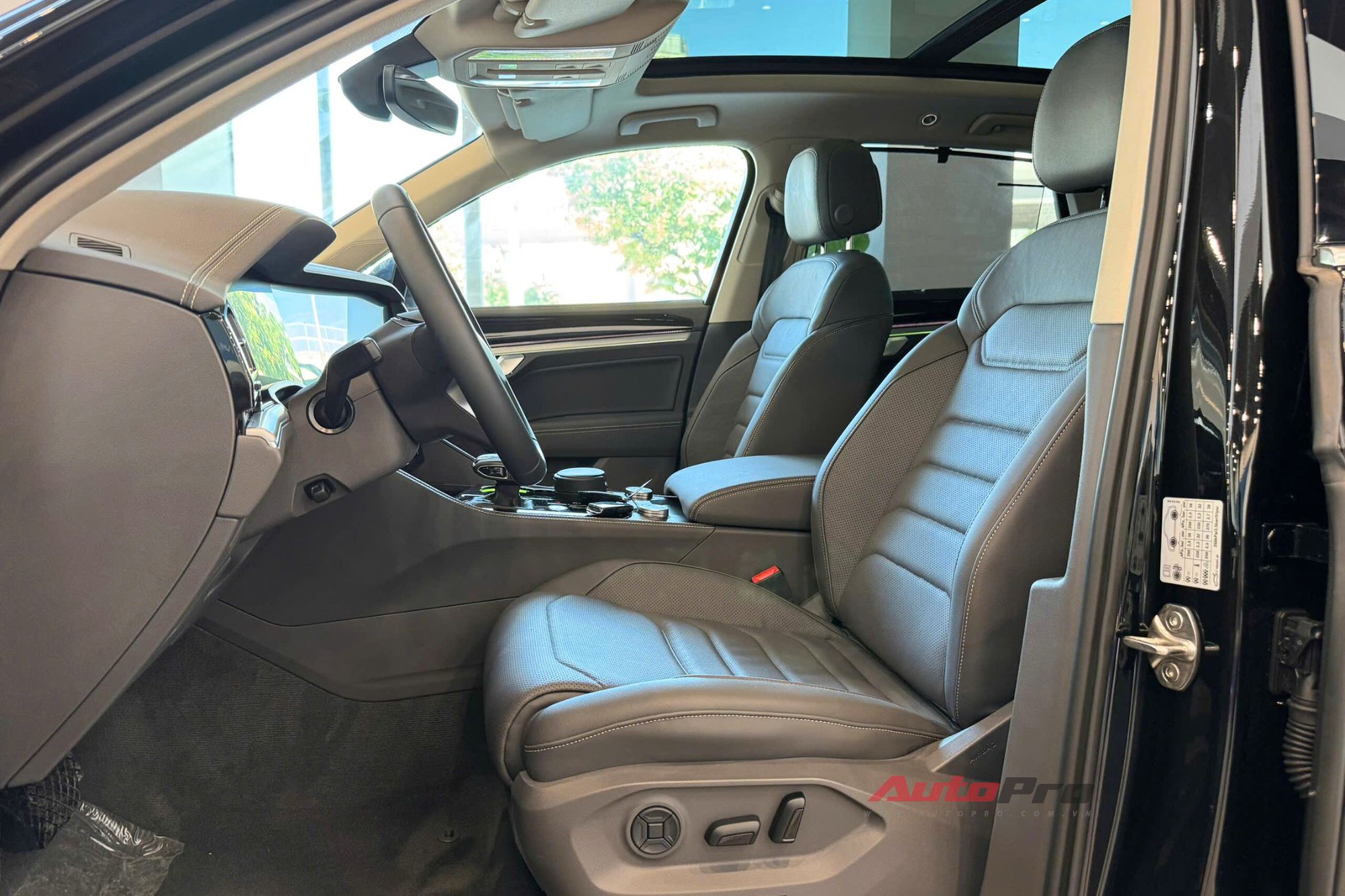 VW Touareg thêm 2 bản mới, đã về đại lý: Giá tới gần 3,4 tỷ đồng nhưng vẫn rẻ hơn Audi Q7 cả trăm triệu đồng, chưa có ADAS - Ảnh 22