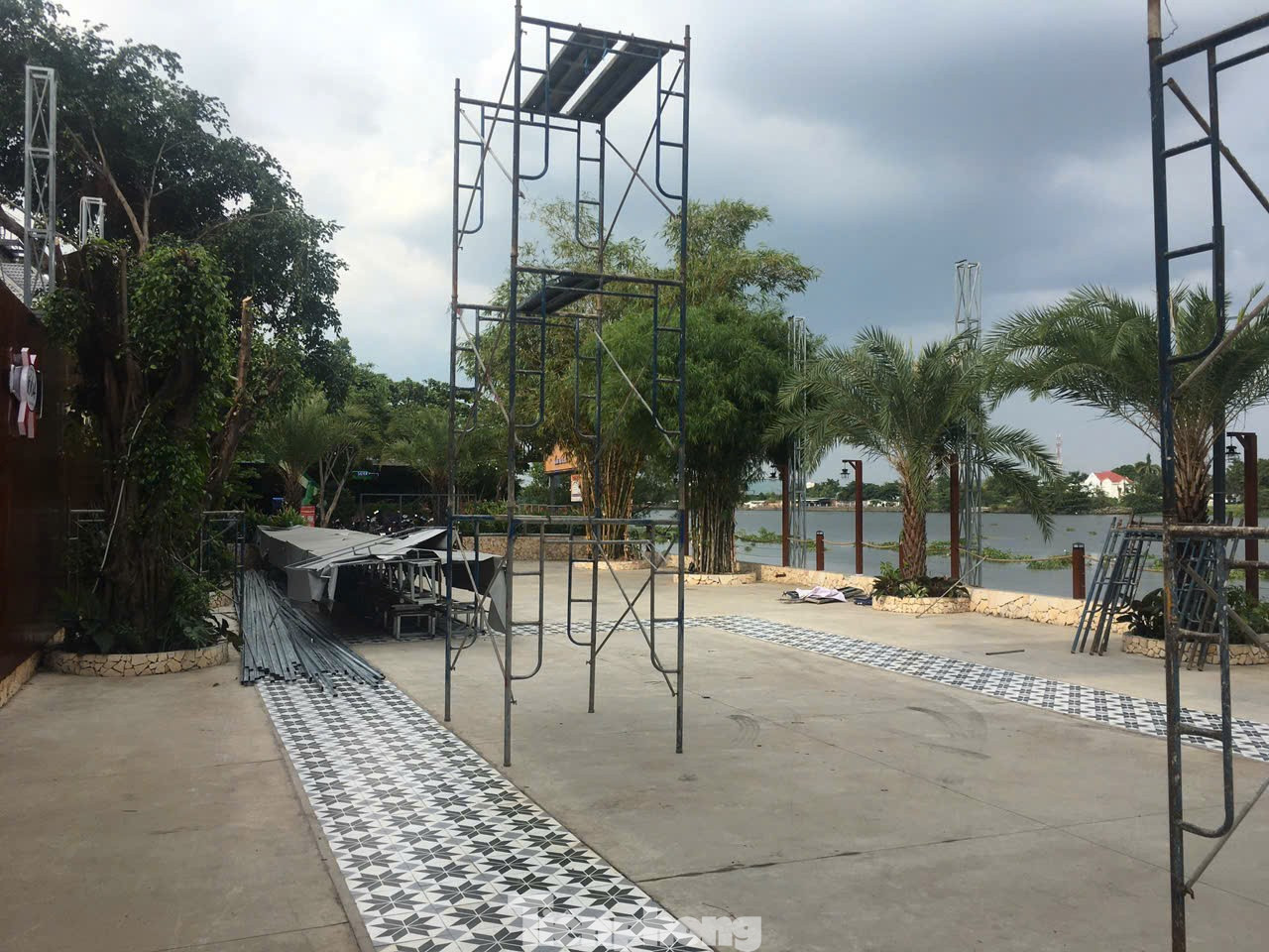 Tháo dỡ nhà hàng xây trái phép trên hành lang sông Sài Gòn - Ảnh 2