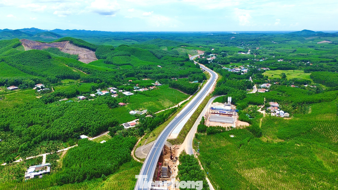 Gấp rút thi công dự án 'lên đời' cao tốc La Sơn - Hòa Liên - Ảnh 1