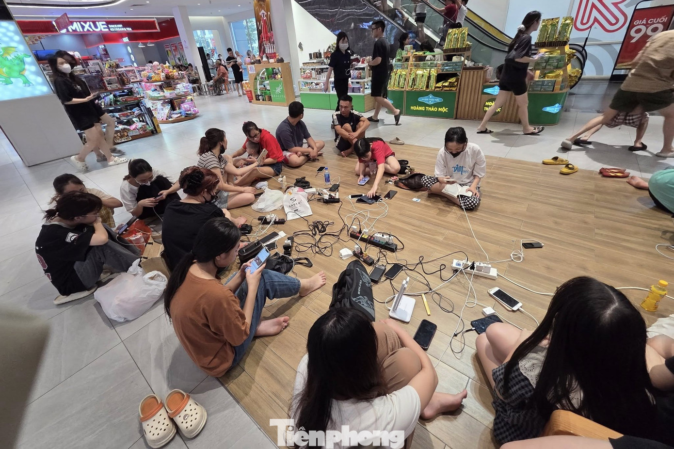 Chật kín người ngồi chờ sạc điện thoại ở trung tâm thương mại, chung cư - Ảnh 2