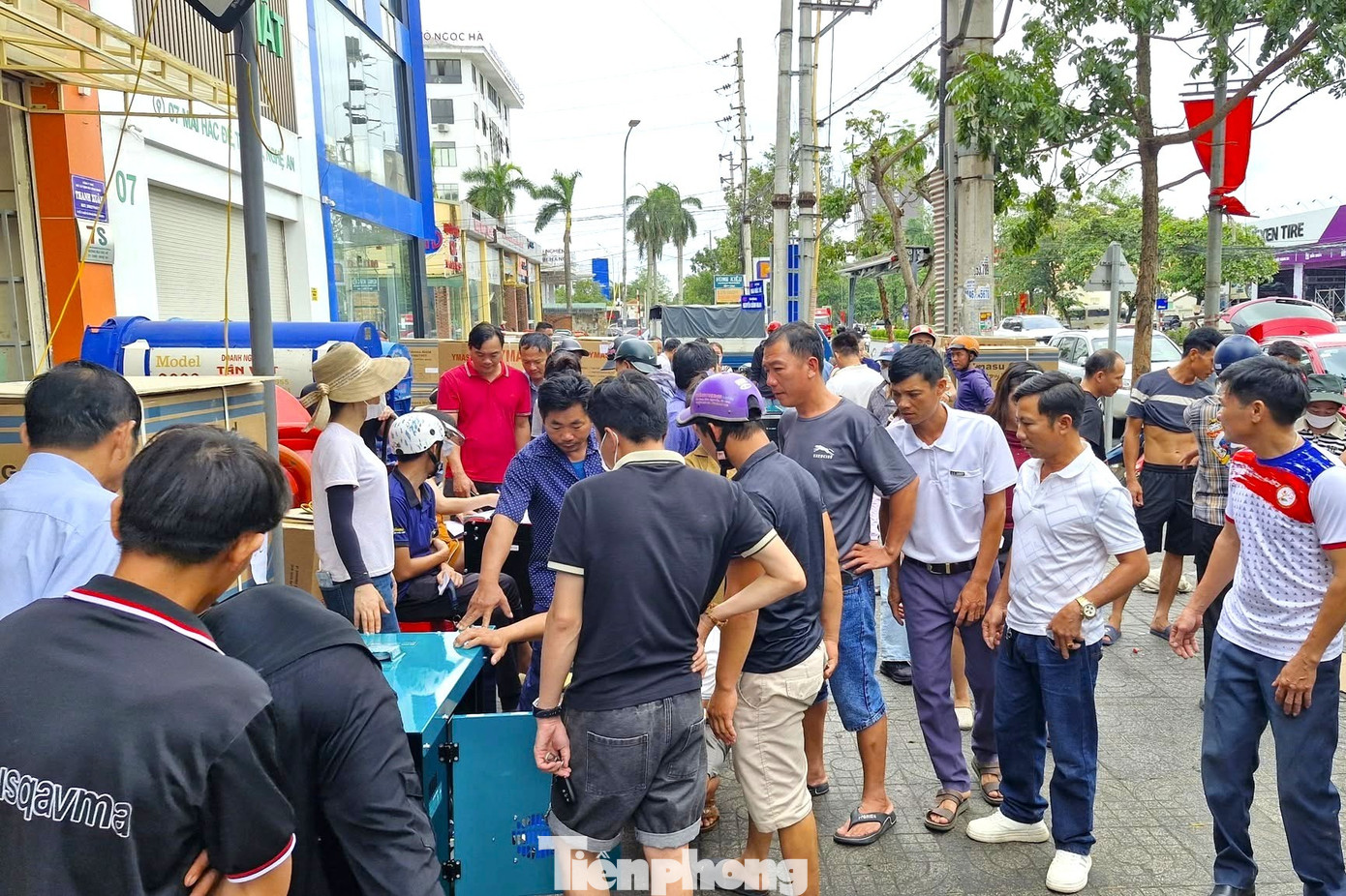 Nườm nượp mua máy phát điện, chấp nhận giá cao, nhiều nơi 'cháy' hàng - Ảnh 1