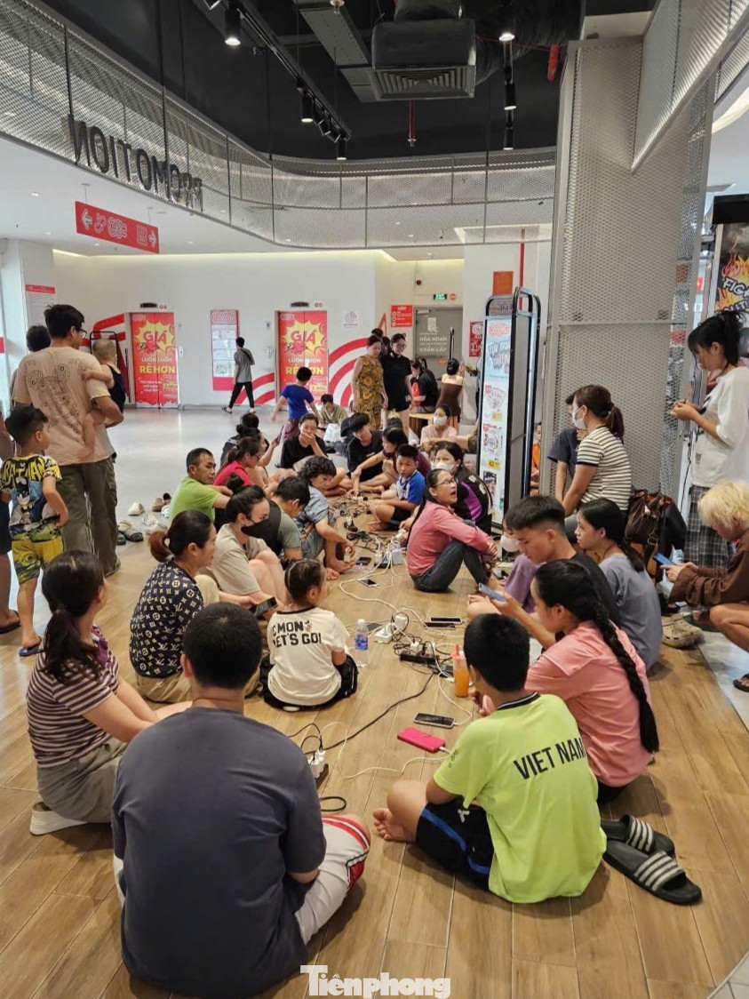 Chật kín người ngồi chờ sạc điện thoại ở trung tâm thương mại, chung cư - Ảnh 3