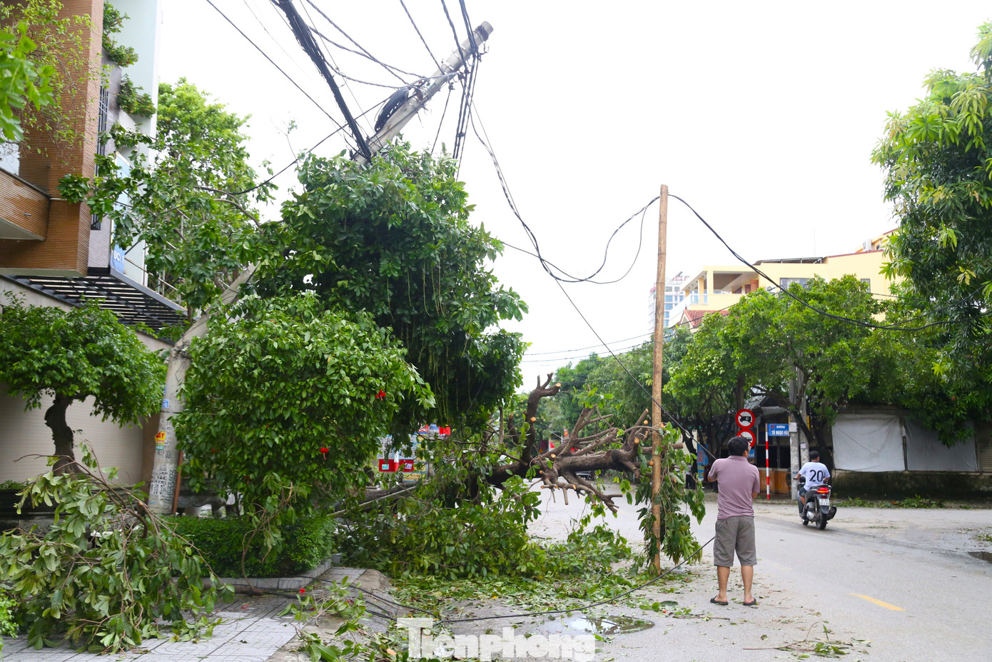 Chật kín người ngồi chờ sạc điện thoại ở trung tâm thương mại, chung cư - Ảnh 1