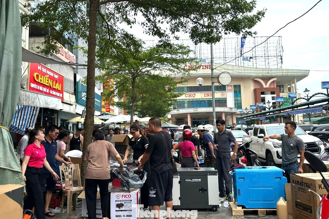 Nườm nượp mua máy phát điện, chấp nhận giá cao, nhiều nơi 'cháy' hàng - Ảnh 11