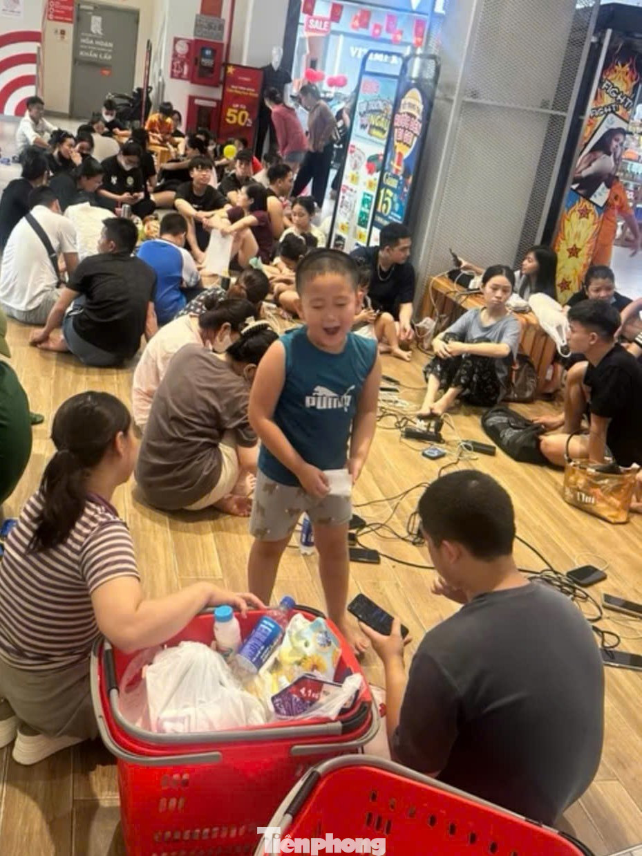 Chật kín người ngồi chờ sạc điện thoại ở trung tâm thương mại, chung cư - Ảnh 4