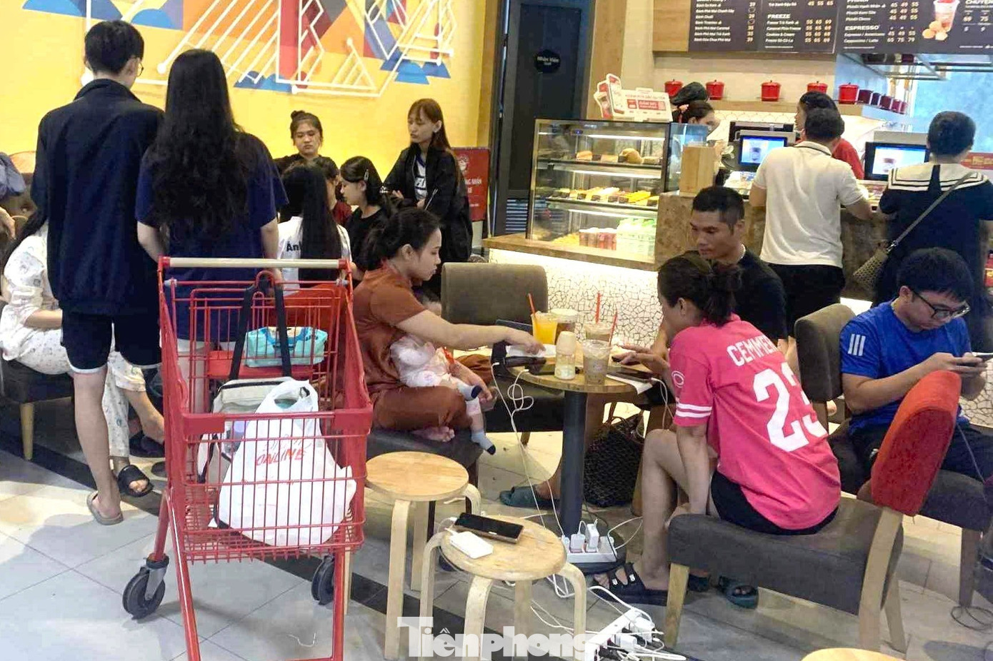 Chật kín người ngồi chờ sạc điện thoại ở trung tâm thương mại, chung cư - Ảnh 12