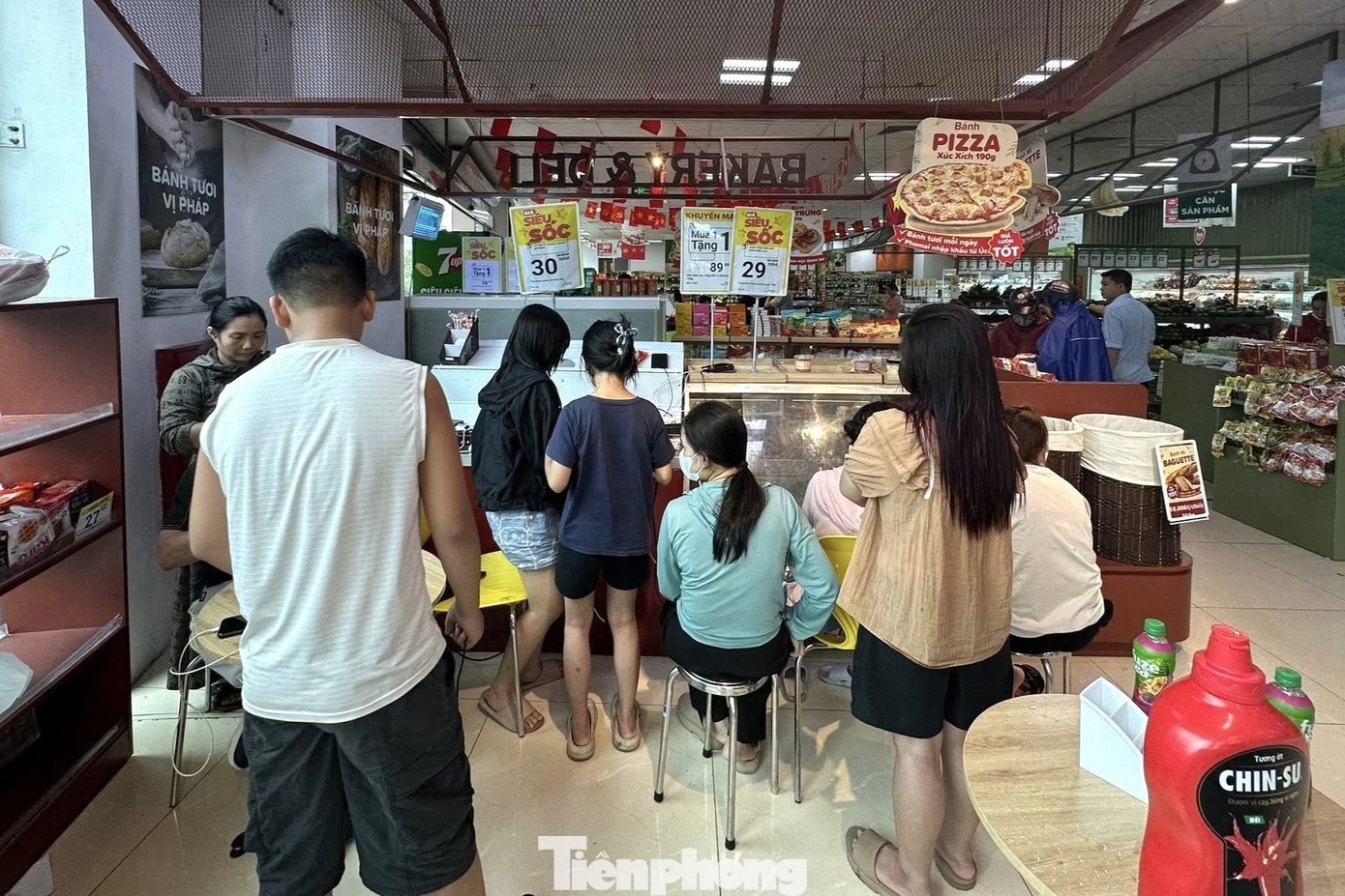 Chật kín người ngồi chờ sạc điện thoại ở trung tâm thương mại, chung cư - Ảnh 11