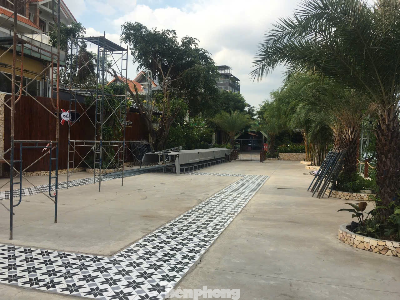 Tháo dỡ nhà hàng xây trái phép trên hành lang sông Sài Gòn - Ảnh 1