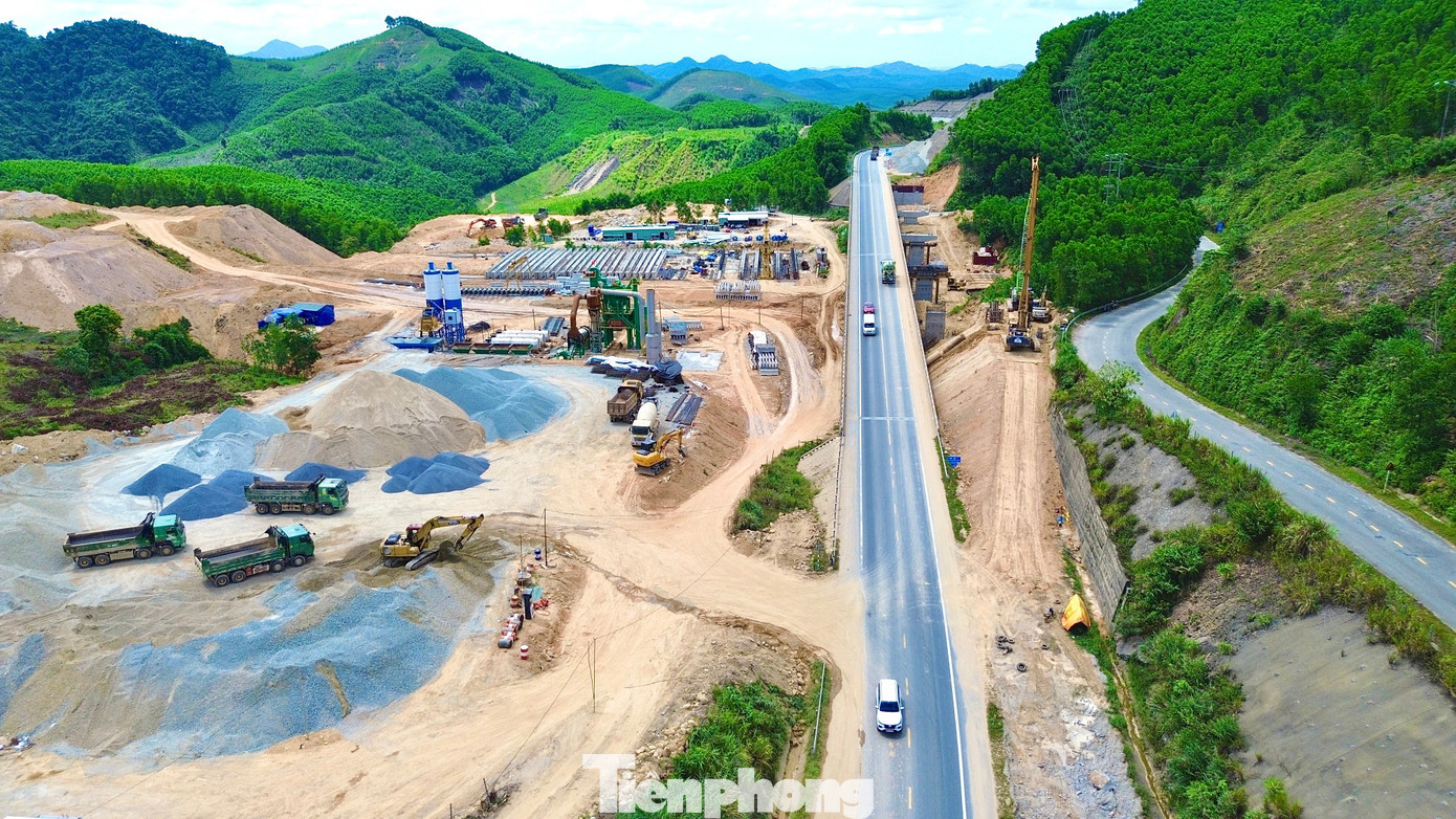 Gấp rút thi công dự án 'lên đời' cao tốc La Sơn - Hòa Liên - Ảnh 2