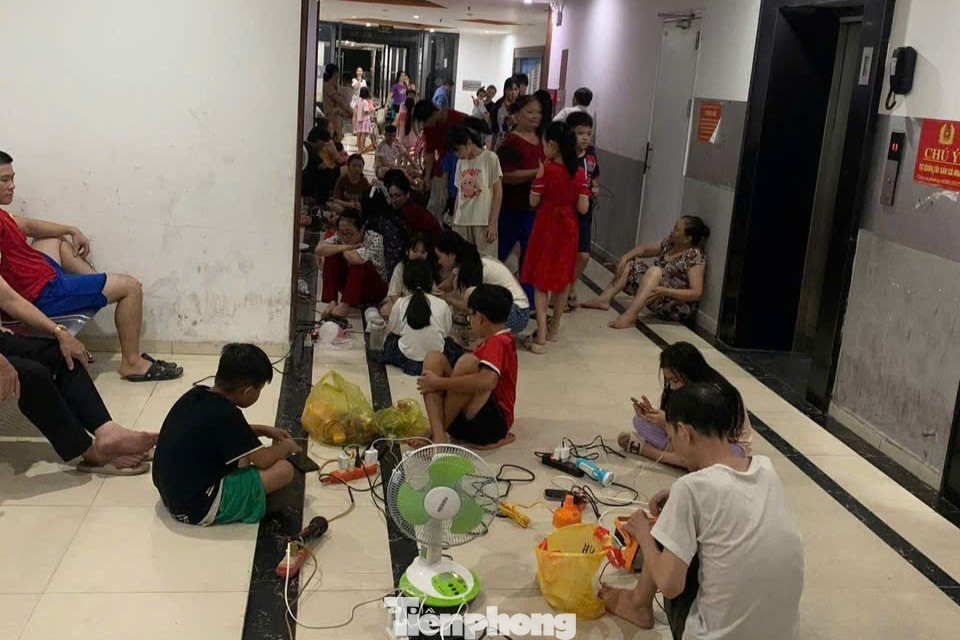 Chật kín người ngồi chờ sạc điện thoại ở trung tâm thương mại, chung cư - Ảnh 8