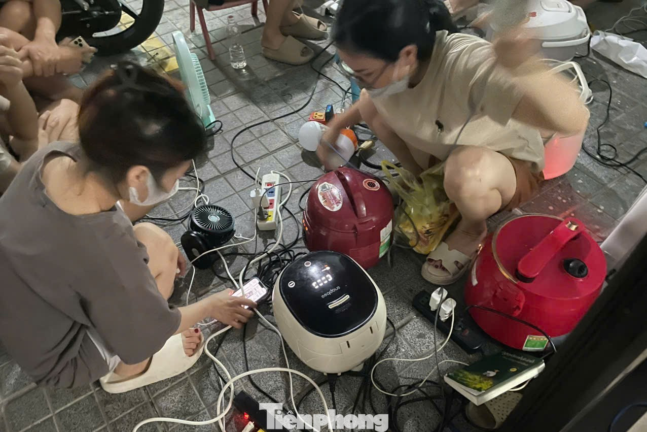 Chật kín người ngồi chờ sạc điện thoại ở trung tâm thương mại, chung cư - Ảnh 9