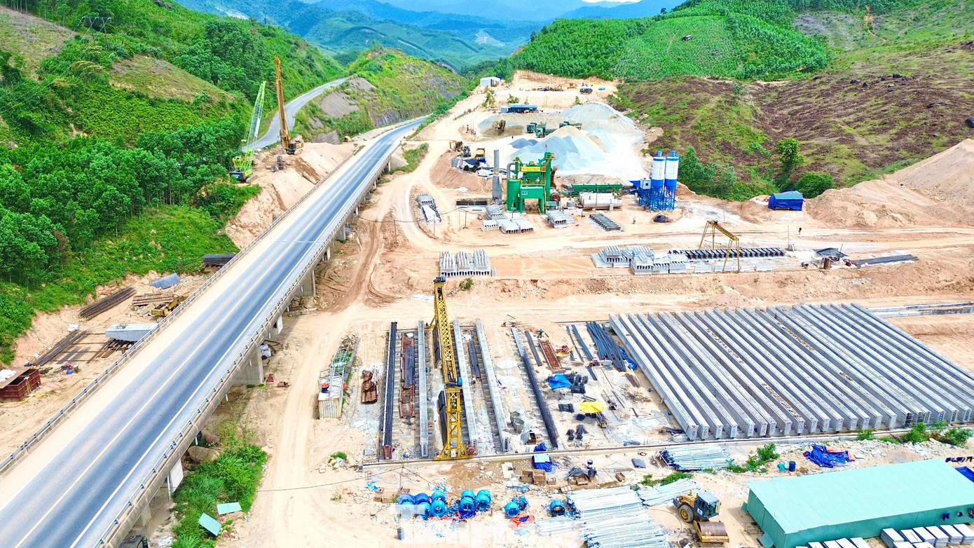 Gấp rút thi công dự án 'lên đời' cao tốc La Sơn - Hòa Liên - Ảnh 3