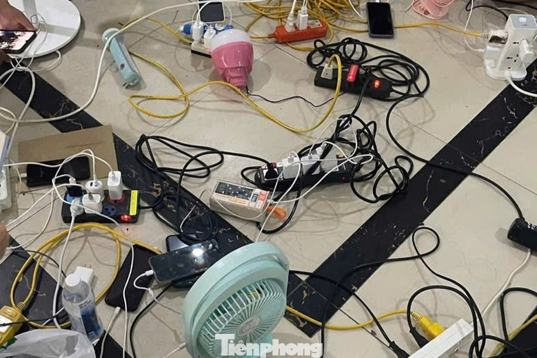 Chật kín người ngồi chờ sạc điện thoại ở trung tâm thương mại, chung cư - Ảnh 6