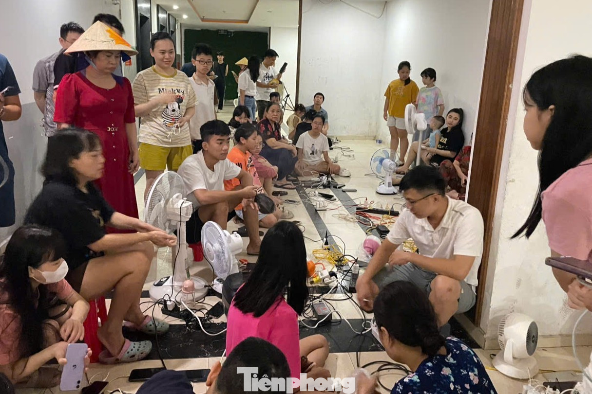 Chật kín người ngồi chờ sạc điện thoại ở trung tâm thương mại, chung cư - Ảnh 7