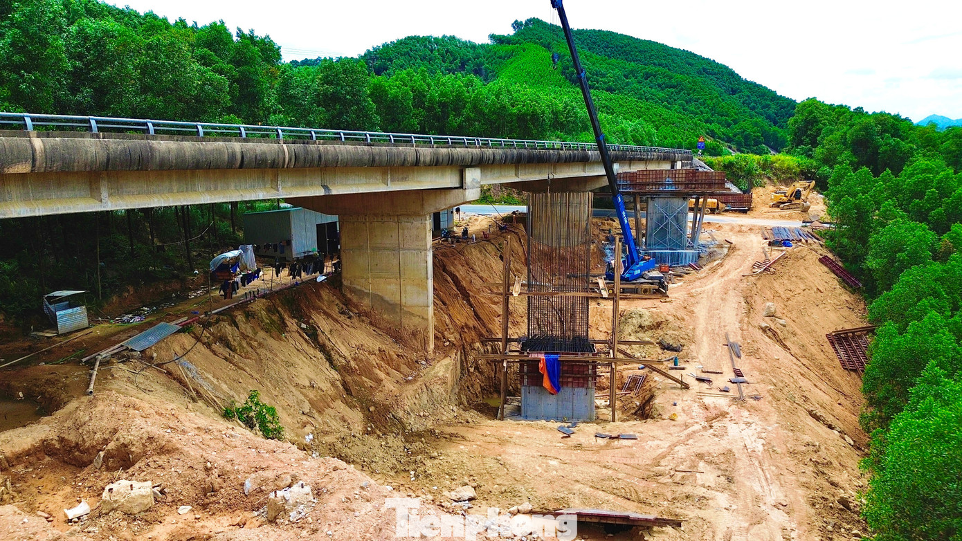 Gấp rút thi công dự án 'lên đời' cao tốc La Sơn - Hòa Liên - Ảnh 9