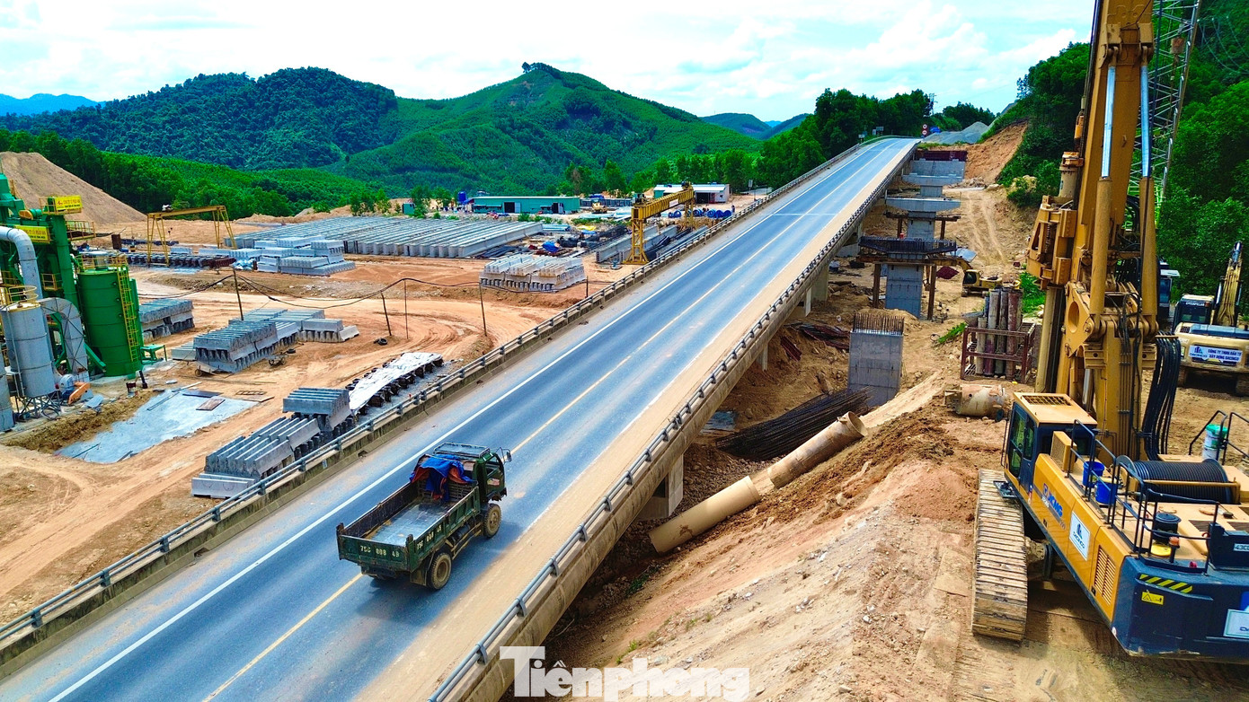 Gấp rút thi công dự án 'lên đời' cao tốc La Sơn - Hòa Liên - Ảnh 10