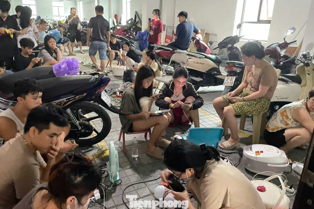 Chật kín người ngồi chờ sạc điện thoại ở trung tâm thương mại, chung cư - Ảnh 5