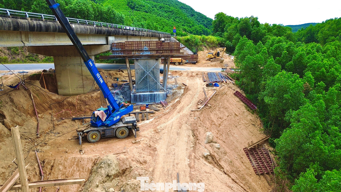 Gấp rút thi công dự án 'lên đời' cao tốc La Sơn - Hòa Liên - Ảnh 11