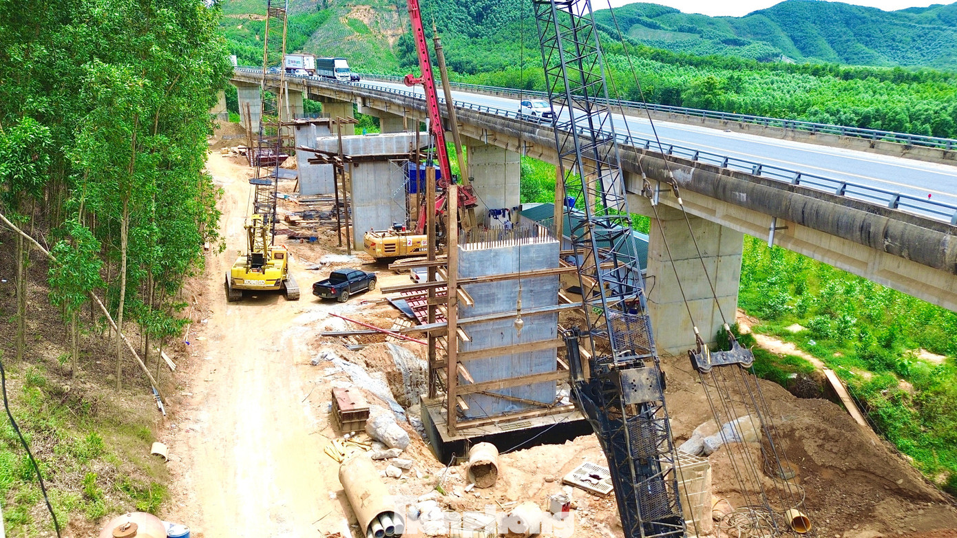 Gấp rút thi công dự án 'lên đời' cao tốc La Sơn - Hòa Liên - Ảnh 12