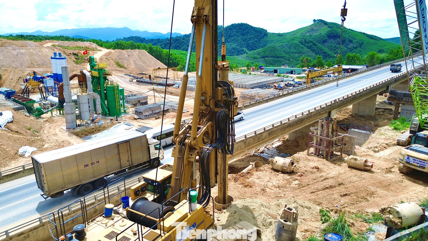 Gấp rút thi công dự án 'lên đời' cao tốc La Sơn - Hòa Liên - Ảnh 17