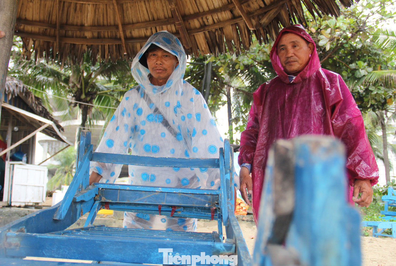 Hàng quán ven biển Đà Nẵng hối hả 'chạy bão' - Ảnh 2