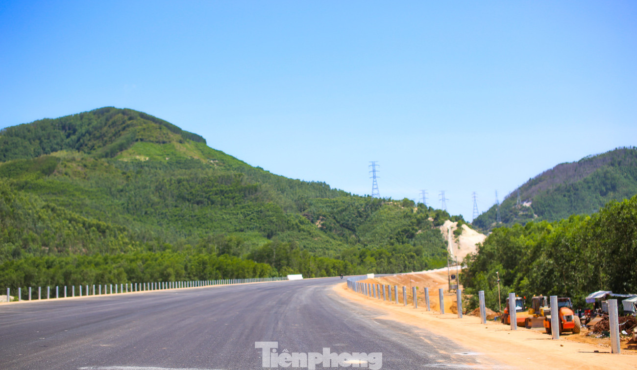 Cận cảnh cây cầu dài nhất cao tốc Bắc - Nam phía đông vừa hợp long - Ảnh 9