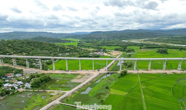 Cận cảnh cây cầu dài nhất cao tốc Bắc - Nam phía đông vừa hợp long - Ảnh 3