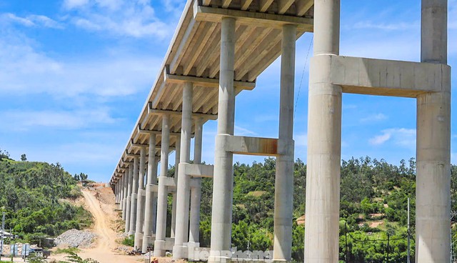 Cận cảnh cây cầu dài nhất cao tốc Bắc - Nam phía đông vừa hợp long - Ảnh 5