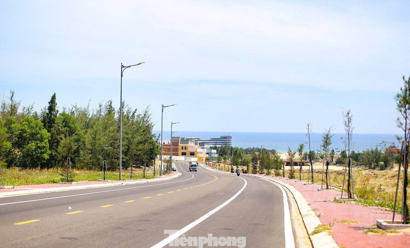 Diện mạo mới cung đường xuyên đồi cát, bên những cột điện gió khổng lồ chạy về làng chài cổ ở Gia Lai - Ảnh 13