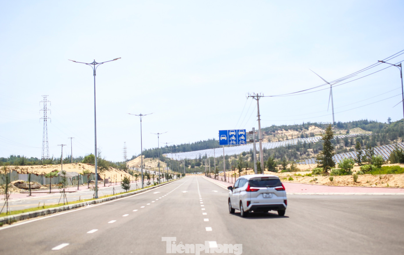 Diện mạo mới cung đường xuyên đồi cát, bên những cột điện gió khổng lồ chạy về làng chài cổ ở Gia Lai - Ảnh 5