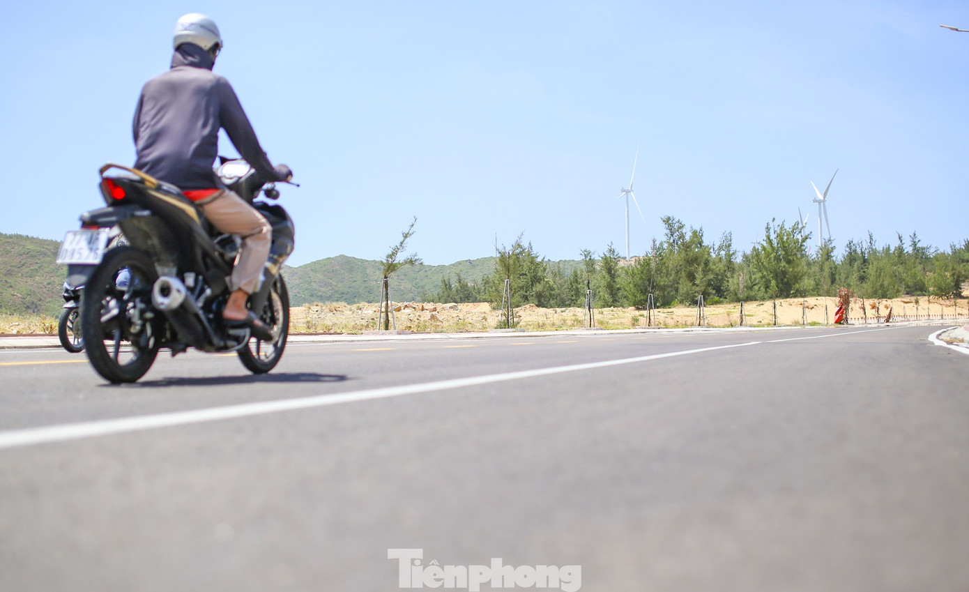 Diện mạo mới cung đường xuyên đồi cát, bên những cột điện gió khổng lồ chạy về làng chài cổ ở Gia Lai - Ảnh 8