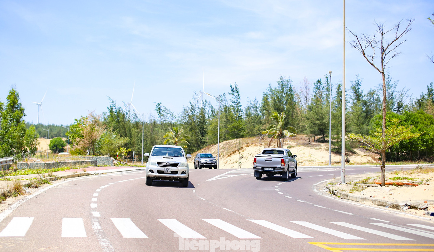 Diện mạo mới cung đường xuyên đồi cát, bên những cột điện gió khổng lồ chạy về làng chài cổ ở Gia Lai - Ảnh 7