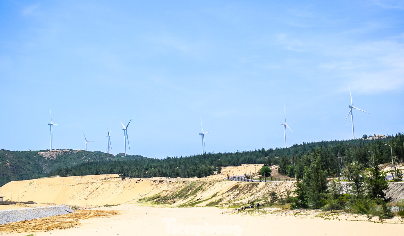 Diện mạo mới cung đường xuyên đồi cát, bên những cột điện gió khổng lồ chạy về làng chài cổ ở Gia Lai - Ảnh 10