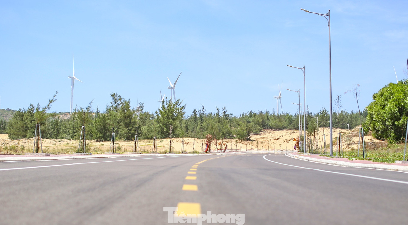 Diện mạo mới cung đường xuyên đồi cát, bên những cột điện gió khổng lồ chạy về làng chài cổ ở Gia Lai - Ảnh 9