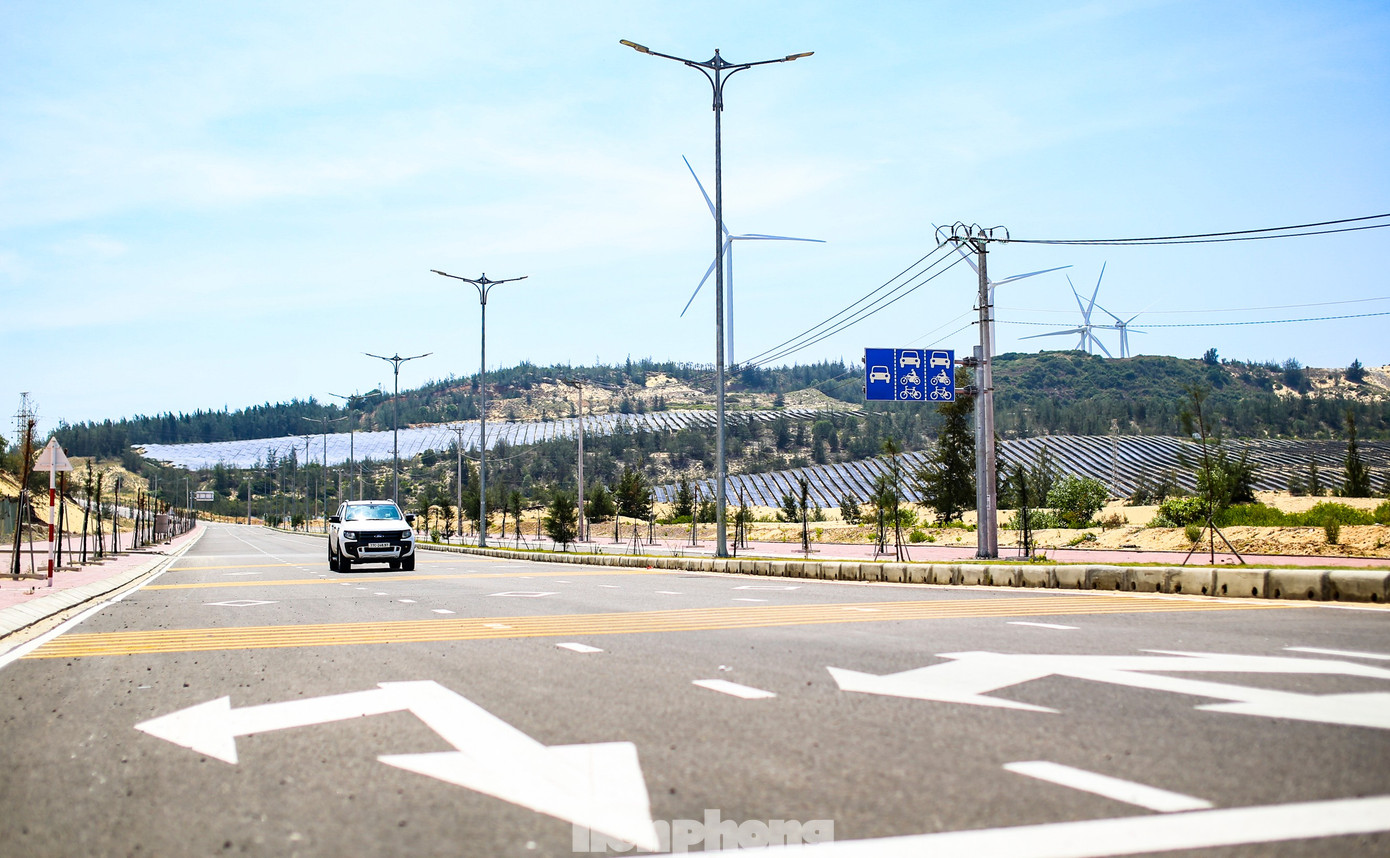 Diện mạo mới cung đường xuyên đồi cát, bên những cột điện gió khổng lồ chạy về làng chài cổ ở Gia Lai - Ảnh 2