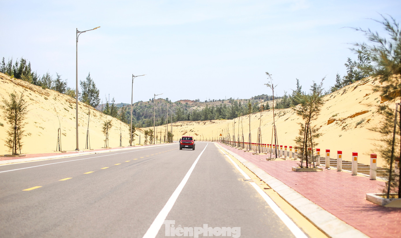 Diện mạo mới cung đường xuyên đồi cát, bên những cột điện gió khổng lồ chạy về làng chài cổ ở Gia Lai - Ảnh 4