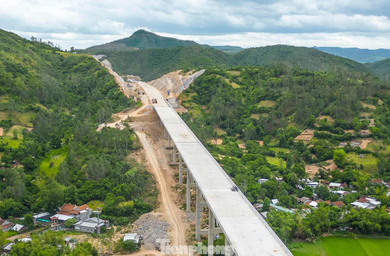 Cận cảnh cây cầu dài nhất cao tốc Bắc - Nam phía đông vừa hợp long - Ảnh 8